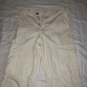 Cargopants - Cargopants från stradivarius.   Strl 42 men liten i strl. 