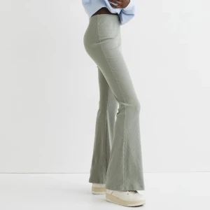 Lkusgröna ribbade leggings - Strl S, fett sööööt färg. Frakt ej inkl. 