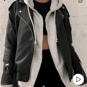Skinnjacka  - Säljer denna skinnjacka i nyskick då den inte kommer till användning! Storlek 34 men den är lite oversized i modellen, nypris är 499 kr men säljer för 199 kr. Den kommer från missguided men är köpt på Nelly! Hör av er vid frågor 🖤