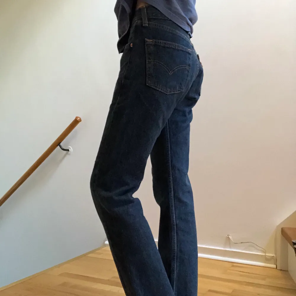 Mörkblå Levi’s 501:or köpta second hand, men i helt perfekt skick! Säljer pga börjar bli för små för mig❤️‍🩹 Köpta för 1099kr💙💙 Jag är 168cm och har normalt strl XS i jeans!!!. Jeans & Byxor.