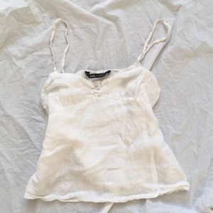 Zara top - Säljer denna vita top i storlek XS från zara! BUDA BARA OM DU ÄR SÄKER PÅ ATT BETALA!