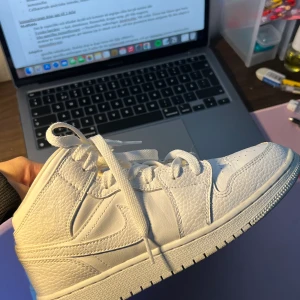 Jordan 1 - Triple white (GS) - Jag säljer dessa fina skor som jag köpte här på Plick men som var för små för mig 🥲, de är i super fint skikt och super bekväma ! Priset kan diskuteras!! 