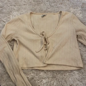 Kofta/tröja - Mycket fin tröja, aldrig använt från Nelly💕