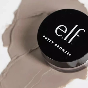 E.l.f. Putty Bronzer "Feeling Shady" - Endast testad en gång. För lik Fentys Matchstix "Amber" som jag redan har. Fraktsumman blir 15kr (frakt m frimärke) vid direkt swish till mig, välj ej Köp Nu isåfall. Samfraktar för minsta möjliga frakt kostnad för dig. Kontakta mig angående detta