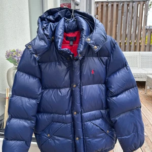 Polo dunjacka stl 170 - HAWTHORNE JACKET Polo Ralph Lauren Navy stl 170  Mycket fint skick och kommer precis från kemtvätten  Nypris 2195 kr  Nu 800 kr   Givetvis äkta 