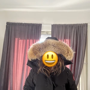 Canda goose  - Säljer min systers canda goose jacka då hon vill ha en ny. Storlek xs på den men passar även s. Jackan ät rökfri och djurfri. Priset går att diskutera 