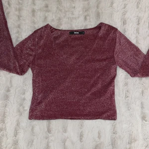 Långarmad topp - Denna sjukt fina långarmade topp är från BikBok och är bara använd en gång (förra julen). Den är inte jättelång i midjan men inte riktigt som en croptop. Bekväm och extremt snygg!💗