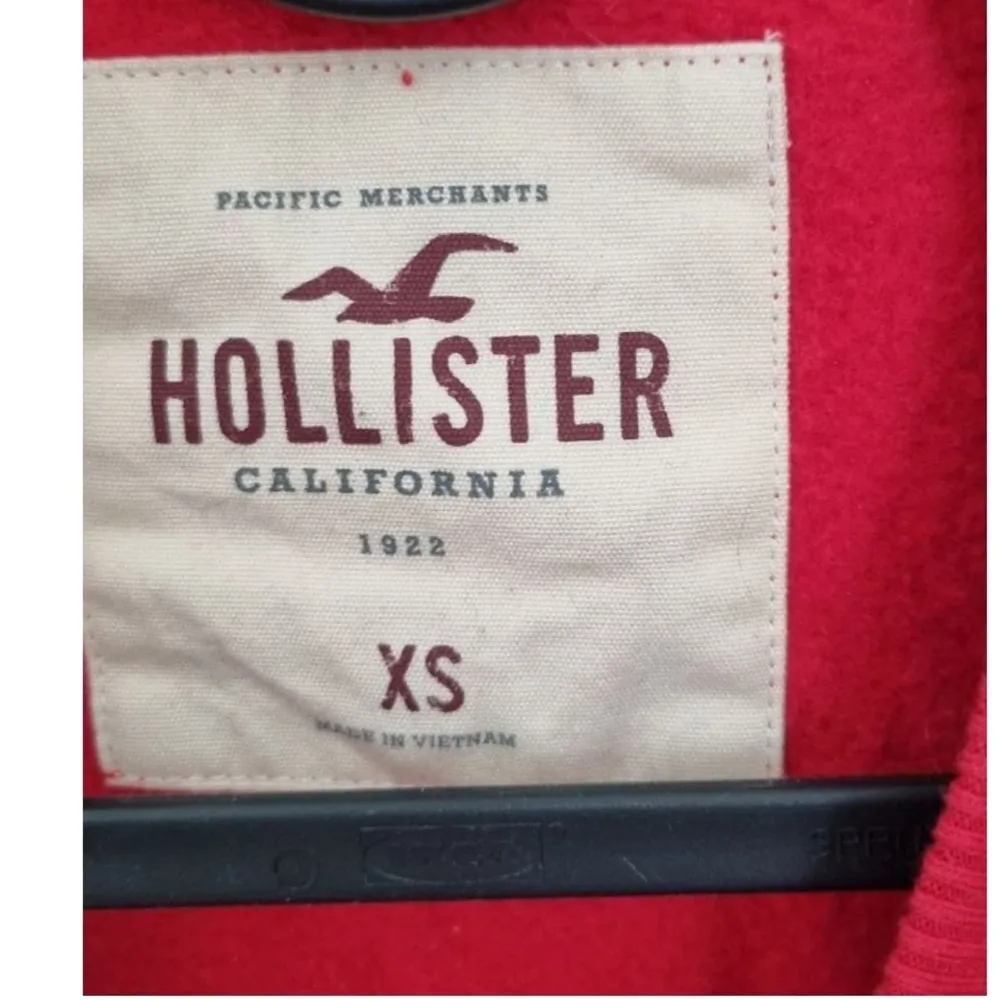 Hollister tröja i strl XS. Säljes då den inte används. Endast använd några få ggr så väldigt fint skick på den. Lite oversized och längre modell. Jag är vanligtvis S och den passar bra. Köpare står för frakten.. Tröjor & Koftor.