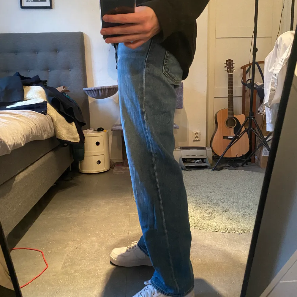Ett par feta levi’s jeans i straight fit! Köpta för 1299kr, har ett mindre hål på ena benet se bild 2) annars super bra skick. Skriv för fler bilder:). Jeans & Byxor.