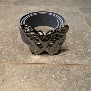 Coolt skärp - Svincoolt skärp med fjärilsbuckle. Utmärkt skick, använt 1-3 gånger. Inköpt för några månader sedan. Skriv för fler bilder:)