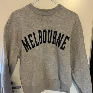 Sweatshirt från Gina tricot - Vid intresse skriv privat för bilder med tröjan på!💕 Passar både Xs/S