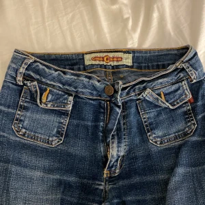 Crocker jeans - Säljer mina lågmidjade Crocker jeans som jag igentligen tycker är snygga men stör mig på att de inte har några fickor där bak.