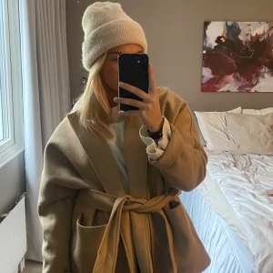 Kappa - Höstens snyyyygggaste beiga kappa från hm!!! Som sagt perfekt till hösten då den är jättevarm samt i den snyggaste beiga färgen. Jag har storlek S/M i vanliga jackor o denna sitter snyggt oversized