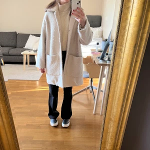 Monki kappa - Säljer denna jättesöta och mysiga kappa från Monki i strl 34 som inte kommer till användning, perfekt nu när det är kallare ute. ❤️‍🔥💞