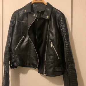 ”Skinnjacka” - Helt ny fejkskinn stl L