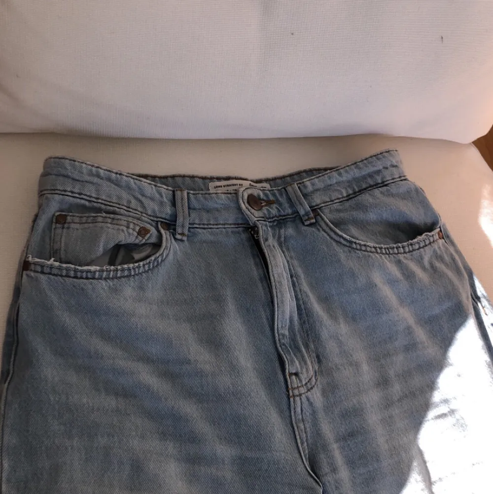 Säljer mina fina jeans, knappt använda. Är 175 och de passar mig bra i längden. Är du kortare, är det lätt att bara vika upp eller sy upp dem. Storlek, 40. . Jeans & Byxor.