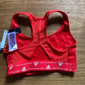 Ny Sport-bh från adidas - Helt oanvänd sport-bh från Adidas i storlek XS.   Frakta går även bra!