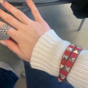 Valentino armband  - Säljer mitt Valentino armband ROCKSTUD CALFSKIN DOUBLE-STRAP BRACELET. Nypris 3100kr Köpte av en annan tjej på plick som hade äkthets bevis osv (har ej tillgång till de därav priset) 💖