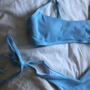 Oanvänd Bikini I Orginalförpackning  - Säljer denna fina oanvända bikini på grund av för liten för mig. Den har provats på men aldrig använts. Finns kvar i orginalförpackning. Storlek M. 💙