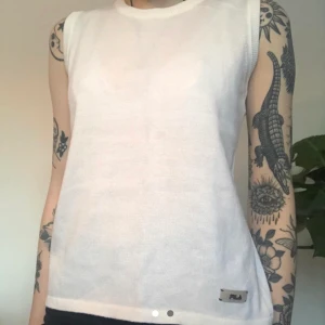 Vintage Fila sports classic top - Vintage Fila sports tunt vitt stickat linne   Storlek M ( men kan passa xs-m beroende på önskad passform )  Pris kan diskuteras ☺️