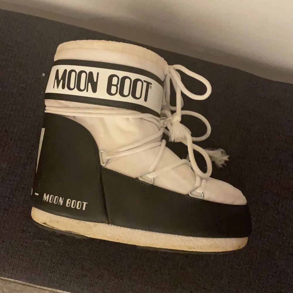 Säljer nu mina moon boots!💕💕 Dem är lite använda och har tyvärr lite missfärgningar som man ser på bilderna. Det syns mindre när man har de på sig och är då inget man tänker på. Storleken är 36/38 och jag har 38 i skor och de sitter super bra på mig💕. Skor.