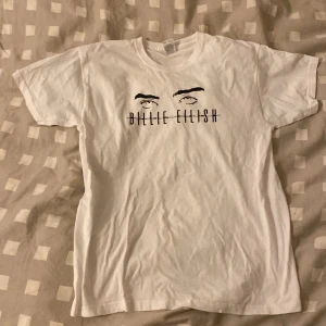 Billie Eilish T-shirt - Vit, svart tryck, inte använd, köpt på hemsida Är för 12-13 åringar, 152 cm