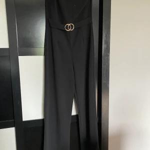 Byxdress - Byxdress från sister point k storlek xl, längdmässigt är det perfekt till mig som är 178. Bältet med gulddetaljen sitter fast i dressen, smala axelband. 