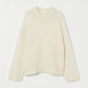 Mohair tröja hm - Tröja i mohair från Hm 💘 sparsamt använd, lite lite tecken på användning 💞 direktpris 580 🤍 möts upp på Östermalm eller fraktar! 🖤