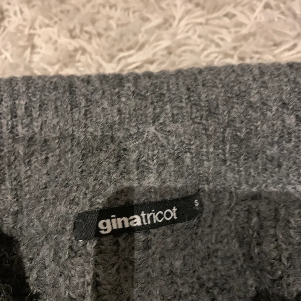 Säljer denna slutsålda stickade tröjan  från Gina tricot i storlek S pga att jag får användning för den💕 köpare står för frakt!. Stickat.
