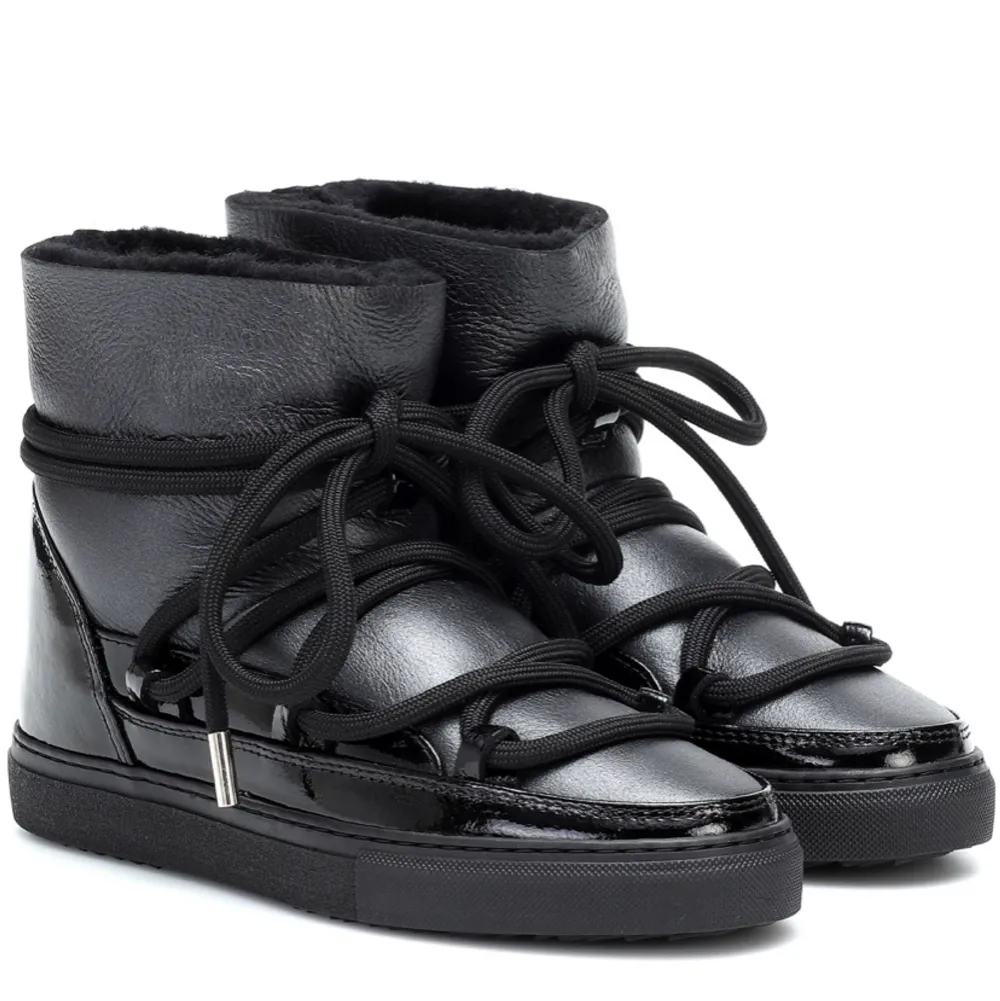 Populära iniukii skon! ”Sneaker Gloss Black” i storlek 40! Köpt i vintras, använd max 4 gånger och är i nyskick 🙌🏼 Köpta för 2899kr, pris kan diskuteras vid snabb affär 🧸. Skor.