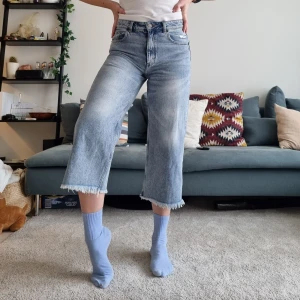 Ljusa raka jeans ankelhöjd - Jeans som slutar över anklarna i storlek 28/30. Ca 80cm i midjemått. Använda fåtal gånger! Jag är 168cm lång och brukar ha strl M i underdelar.