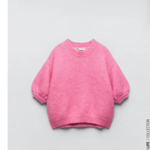 Stickad tröja  - Säljer denna super fina helt oanvända stickade rosa tröjan från zara. Storlek S och lappen sitter kvar, skicka privat för fler bilder💕säljer för 290kr