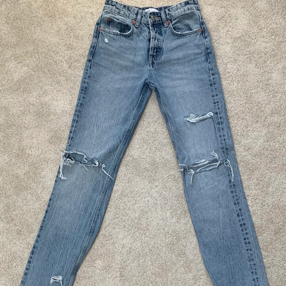 Säljer mina populära mid rise straight jeans från Zara!💞Inga defekter, nästan oanvända!💓 Skriv till mig om du undrar något🥰. Jeans & Byxor.
