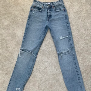 Zara jeans  - Säljer mina populära mid rise straight jeans från Zara!💞Inga defekter, nästan oanvända!💓 Skriv till mig om du undrar något🥰