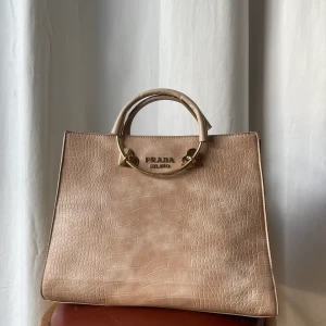 Fejk prada väska - Stor och helt oanvänd fake prada väska. Möts helst upp. Stockholm 