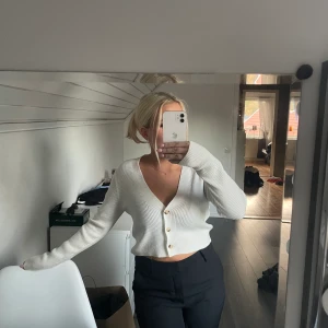 Stickad kofta  - Säljer denna jättefina stickade koftan från nelly, använd fåtal gånger. Storlek 36💗 