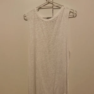 Linne stl M - Vit linne. Seethrough och med snygg detalj på ryggen