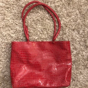 Snakeskin väska  - Unik rosa rymlig krokodilväska från 90-talet. Får plats med laptop. 