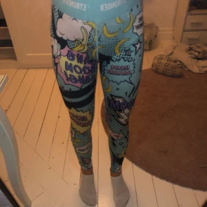 Stronger  - Stormade byxor blåa med coola tryck. Använd ca 15 ggr. Bra skick. Storlek XS. 