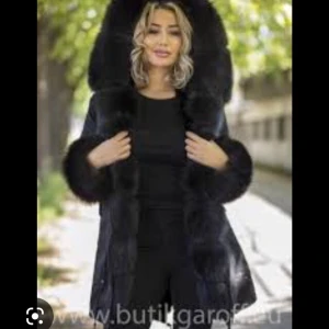 Fatima parka jacka äkta päls storlek S - Jag tänkte sälja min garrof Fatima parkas jacka (äkta päls). Väldigt bra sick använt den få tal gånger runt 3 - 4 gånger. Storlek S men passar båda. Den är varm och skön till vintern. Skriv gärna om du vill Veta mer elr om due intresserad att köpa den❤️❤️ KAN MÖTAS UPP VILL BLI AV MED JACKAN 