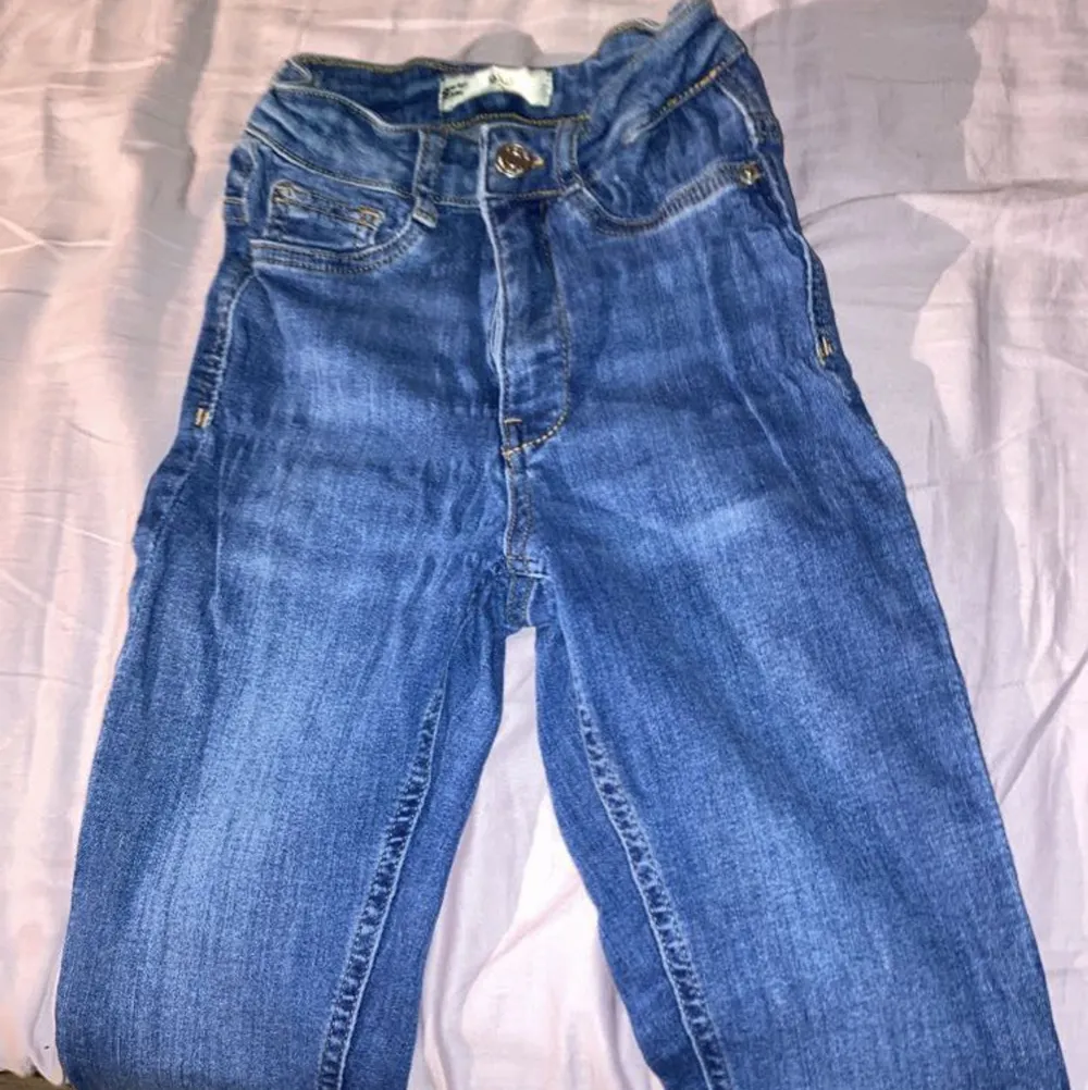 Säljer även av med mina Molly jeans som heller inte kommer till användning. Jätte fina och passar dem flesta.. Jeans & Byxor.