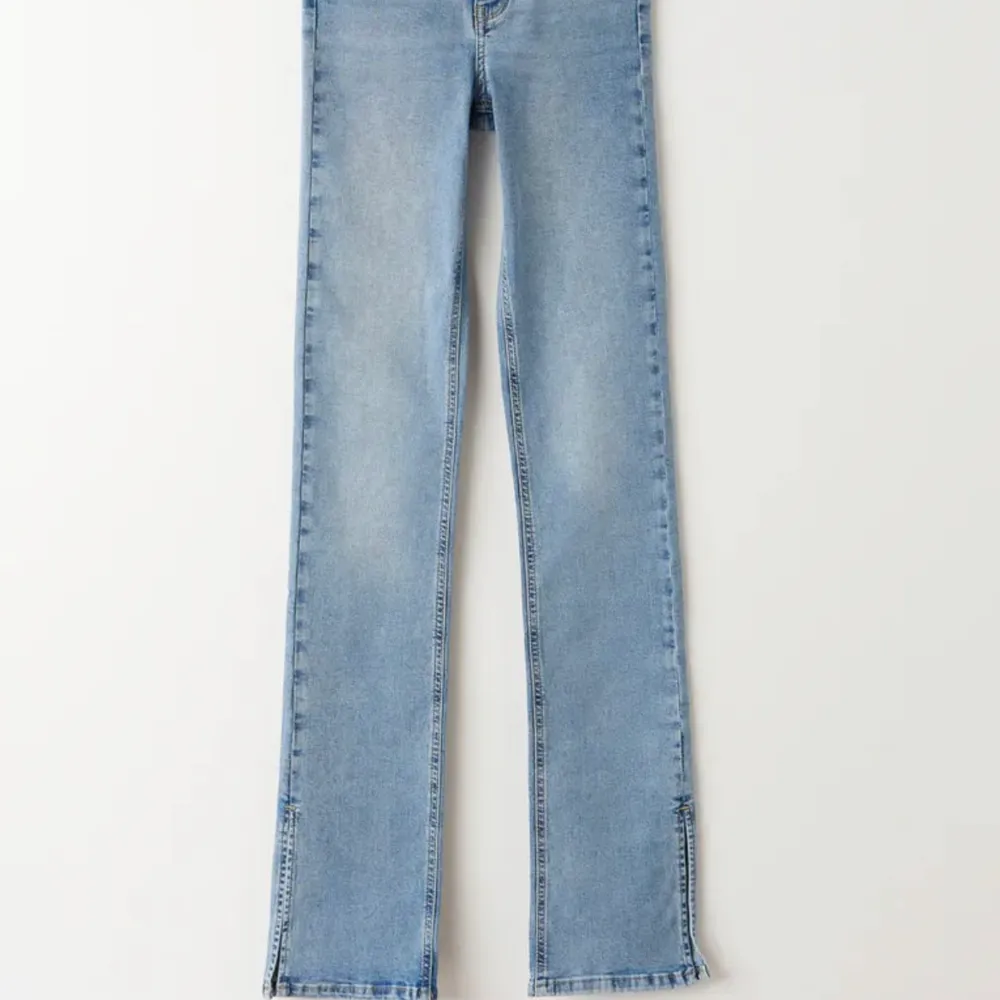 Jeans med slits från gina tricot, använt ca 3-4 gånger. Frakt tillkommer ❤️. Jeans & Byxor.