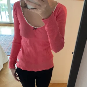 Odd Molly Tröja - Säljer denna jättesöta tröja ifrån Odd Molly! Har ej kommit till användning och säljer samma i mörkblått🧵Köpte tröjan för 399kr och säljer den nu för 149😇