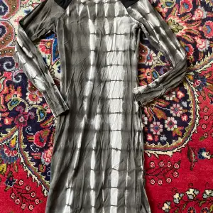 Feeet klänning med coolt mönster från humana 