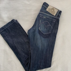 Lågmidjade jeans - Säljer dessa vintage jeans då dom är för små för mig runt lår/midja. Lågmidjade bootcut. (Långa i benen, jag är 178 och de går över mina hälar!😍) Skriv för fler bilder!😘