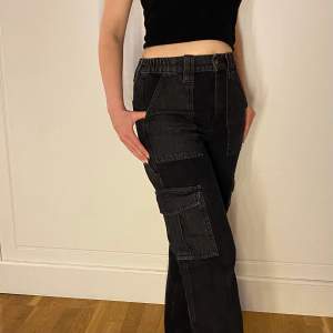 Jeans från Urban Outfitters BDG. Grå/svarta i gott skick, knappt använda. Rak passform, med stretchiga resår i midjan.