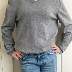 Hugo boss stickad tröja  - Tunn fin stickad tröja från Hugo boss. I fint skick och använd några gånger. Ordinarie pris ca 2000kr ( det var en large men krympte i tvätten, men det är fortfarande stretchig och mjuk i materialet)