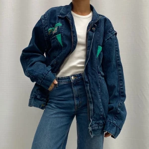 Retro denim jacka - Superfin retro denim jacka! Går att göra till en väst🤍