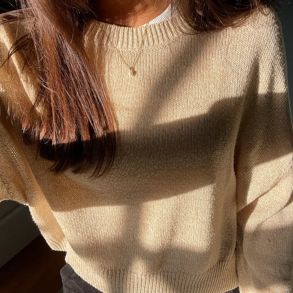 beige stickad tröja från hm . Köpt förra hösten men bra skick 🤍. Neuleet.