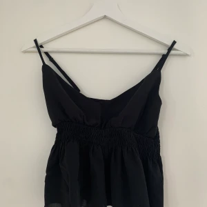 Linne/topp - Säljer nu detta linne/topp från Shein som inte passar mig längre. Köparen står för frakten. Betalning sker via swish. Kan skickas med spårbar frakt